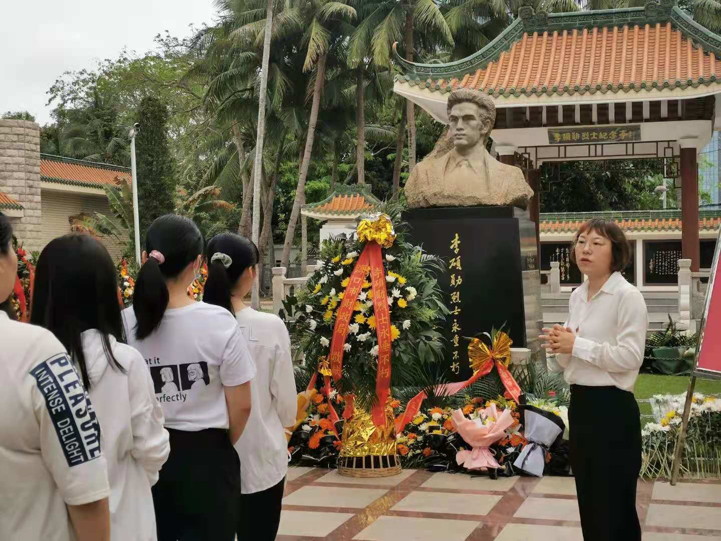 缅怀先烈,寄情清明——记祭扫李硕勋烈士纪念亭活动