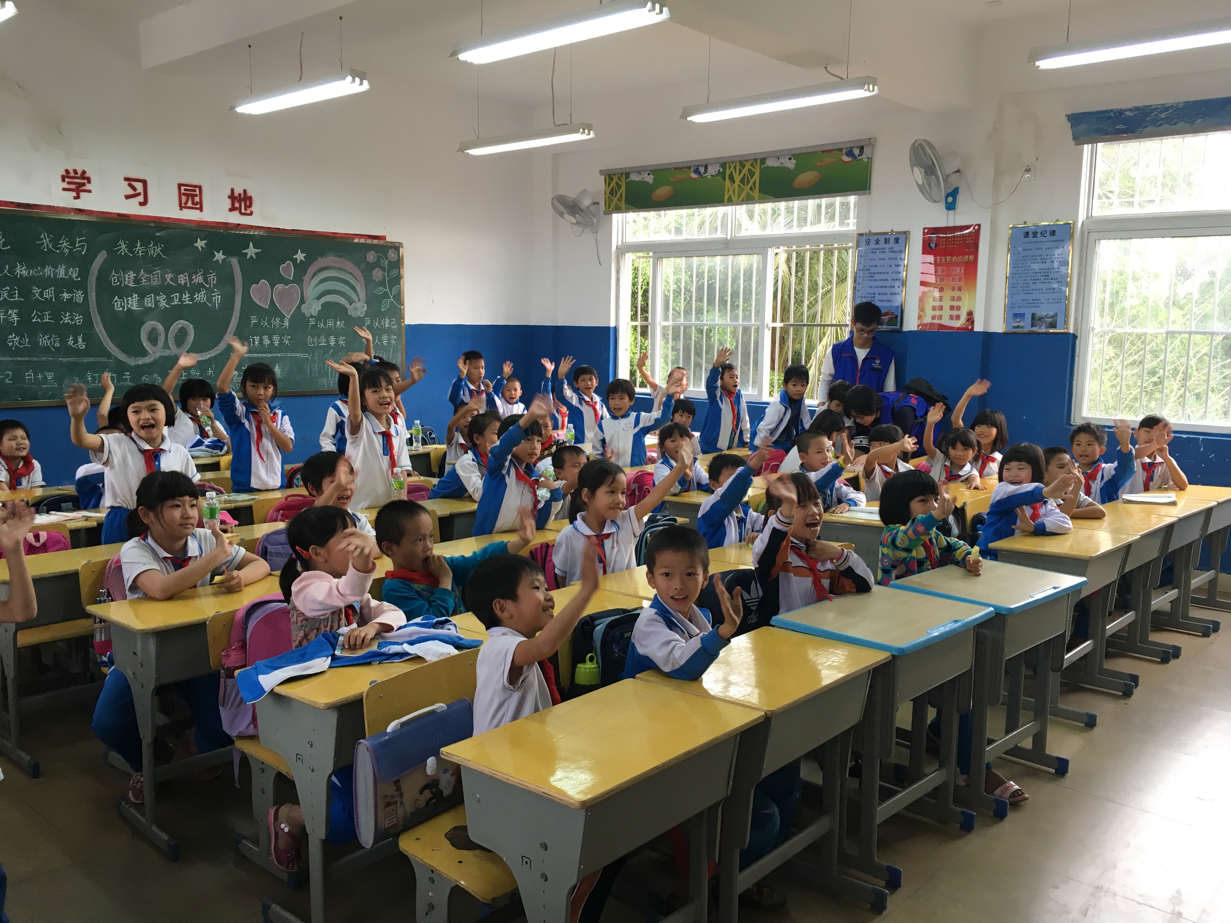 我院与琼山区团委合作开展“关爱留守儿童”活动