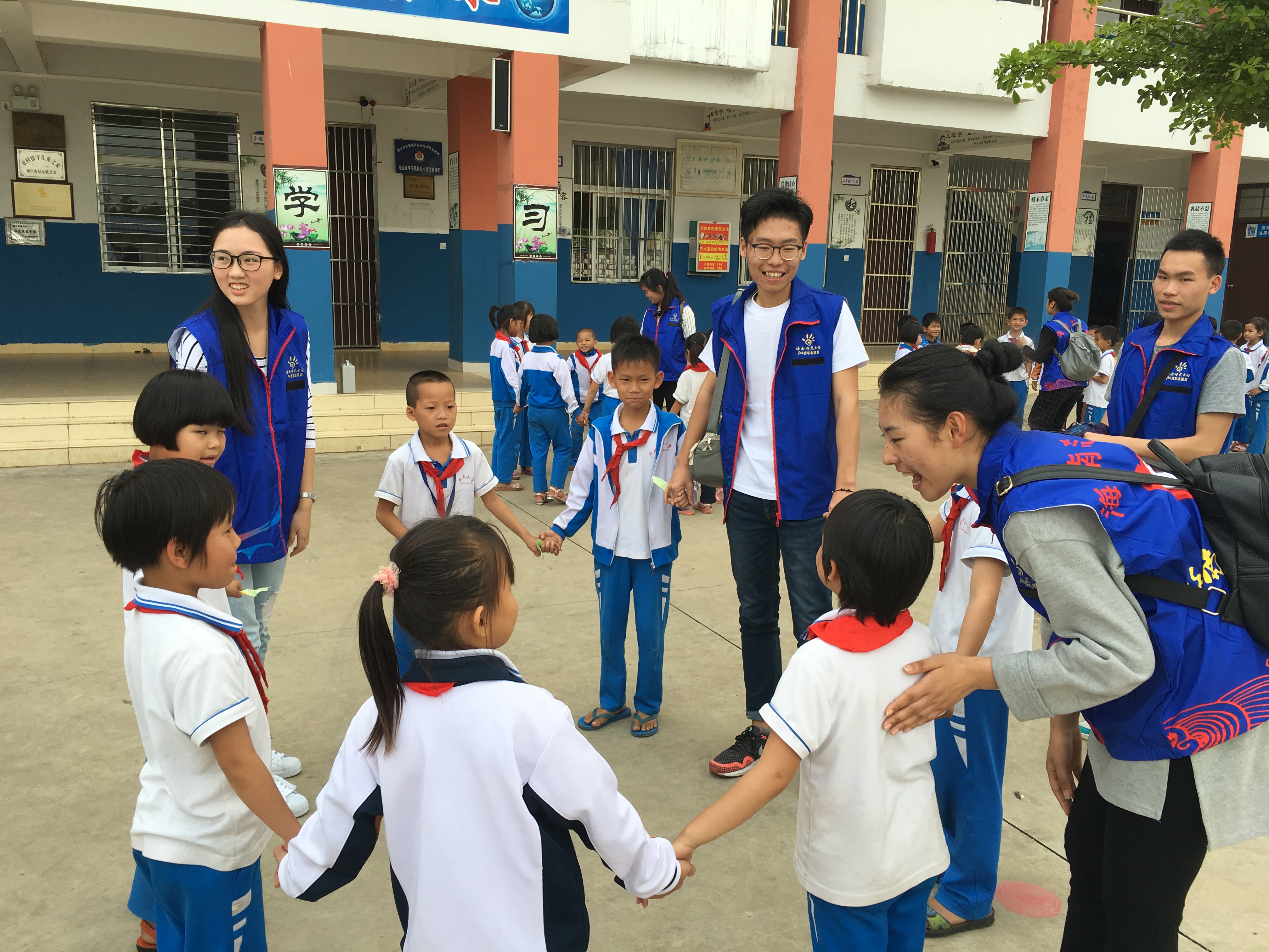 我院与琼山区团委合作开展“关爱留守儿童”活动