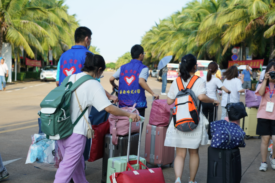 用心用情迎接2021级新生报到