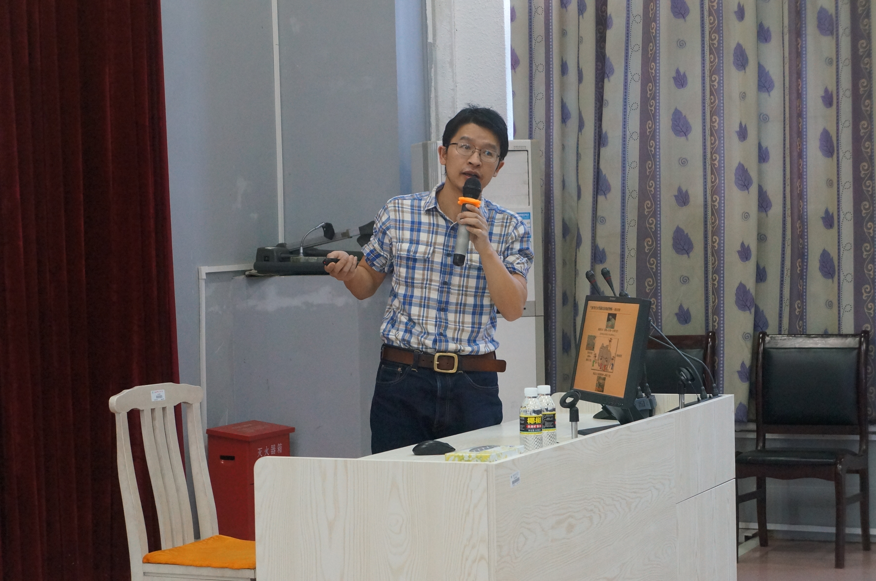 中科院青藏高原研究所博士生导师沈妙根研究员应邀来我校讲学