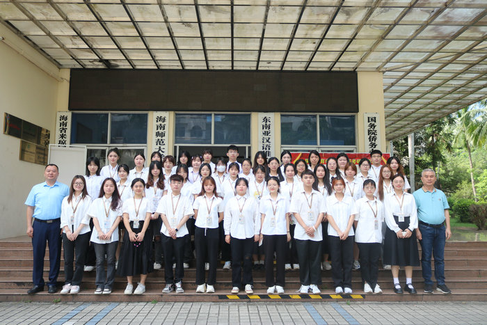 1685356276990894.jpg 与会人员合影留念.jpg