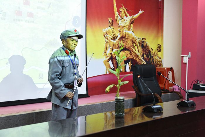 1523150353943859.jpg 王学广老人为全体学员讲解母瑞山的历史.jpg