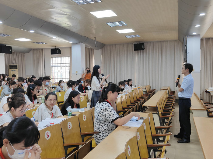 1684716676808381.jpg 4我院学生与嘉中老师进行热烈的交流.jpg