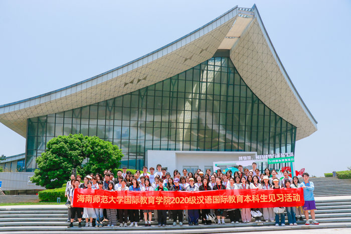 1684716730717249.jpg 7.全体师生在南海博物馆前合影.jpg