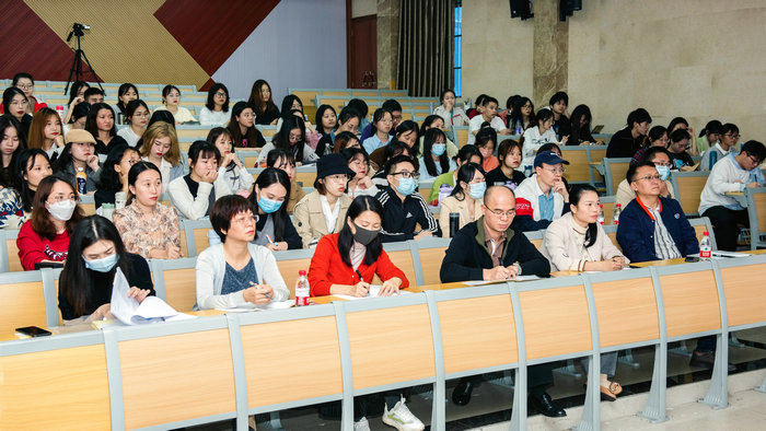 1639741326482608.jpg 学院教师认真观摩.jpg