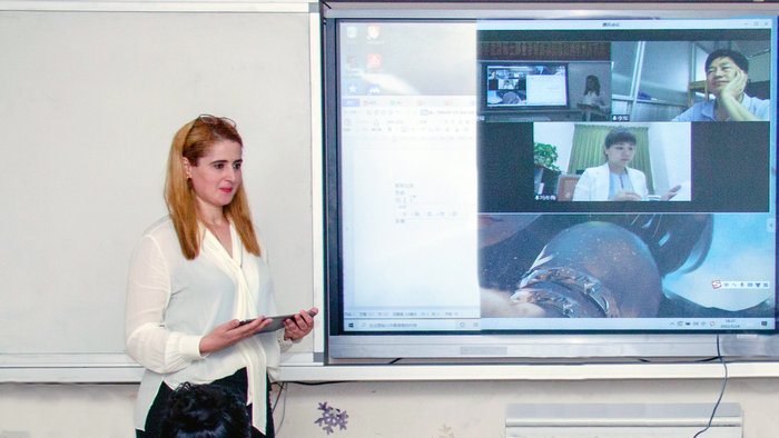 1653987870982476.jpg 国际学生苏润进行学位论文汇报.jpg