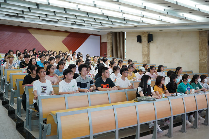 1631778761622932.jpg 现场新生认真听讲.JPG