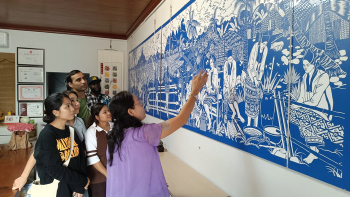 1699341124864915.jpg 1.黄会长介绍作品《海南风情》.jpg