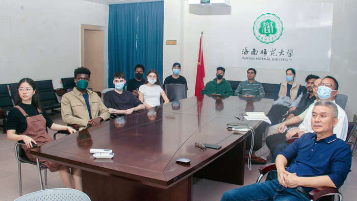 1669259969366264.jpg 我院领导、老师、留学生观看颁奖直播.jpg