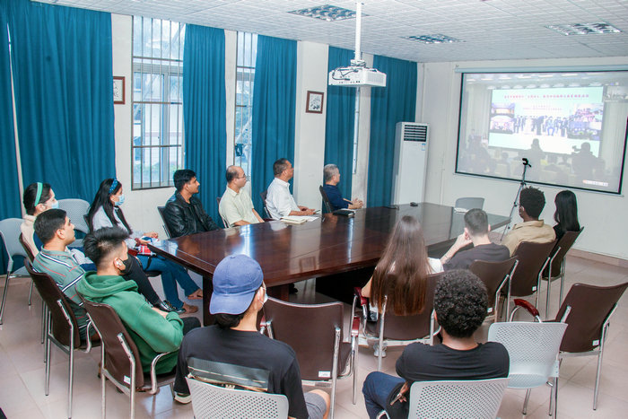 1669259981491668.jpg 来自不同国家留学生认真观看颁奖活动.jpg