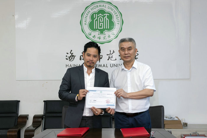 1714015277976564.jpg 2.黎行友先生与学院签署合作办学备忘录.jpg