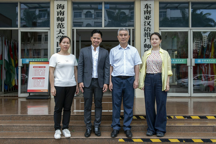 1714015290762607.jpg 3.黎行友先生与学院老师合影.jpg