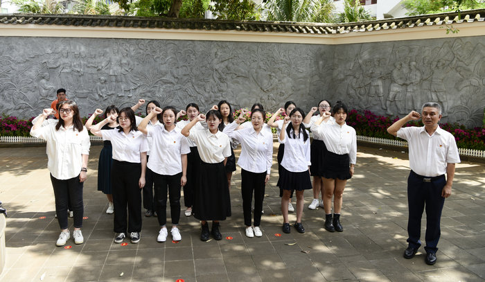 1625024007767550.jpg 新老党员宣誓.jpg