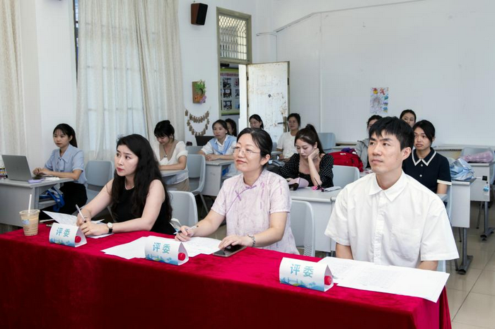 1727599409943051.png 评委老师评审现场.png