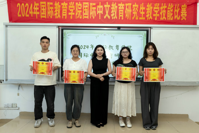 1727599450207701.jpg 尹博老师为三等奖选手颁奖.jpg