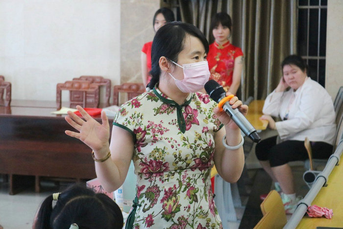 1651734078439673.jpg 李杰玲老师进行点评.JPG