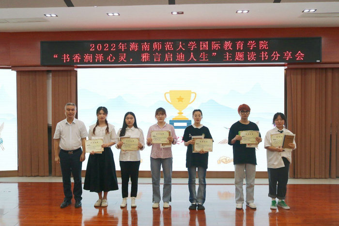 1651734101117441.jpg 吴椿副书记为选手颁奖.JPG