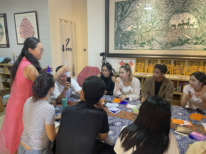 1727681953938359.jpg 黄海桃会长向同学们现场示范剪纸并讲解要领.jpg