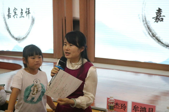 1641286694990550.jpg 李杰玲老师对选手表现进行点评.jpg