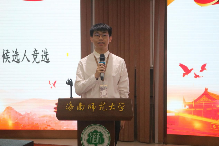 1716968966879481.png 学生会执行主席候选人发表演讲.png