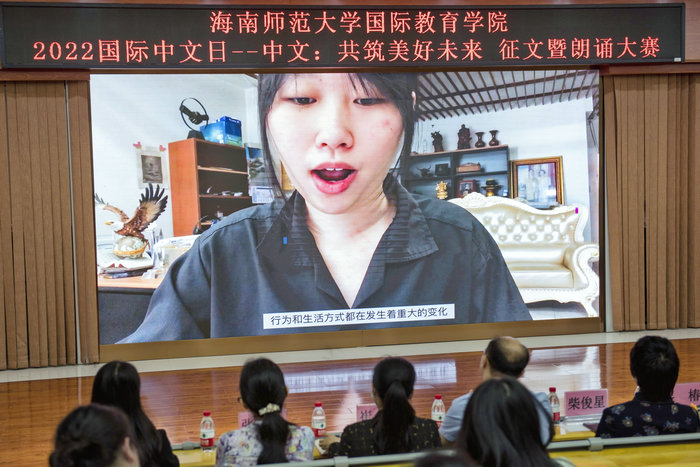 1650508453405571.jpg 留学生韩冰冰线上朗诵.jpg