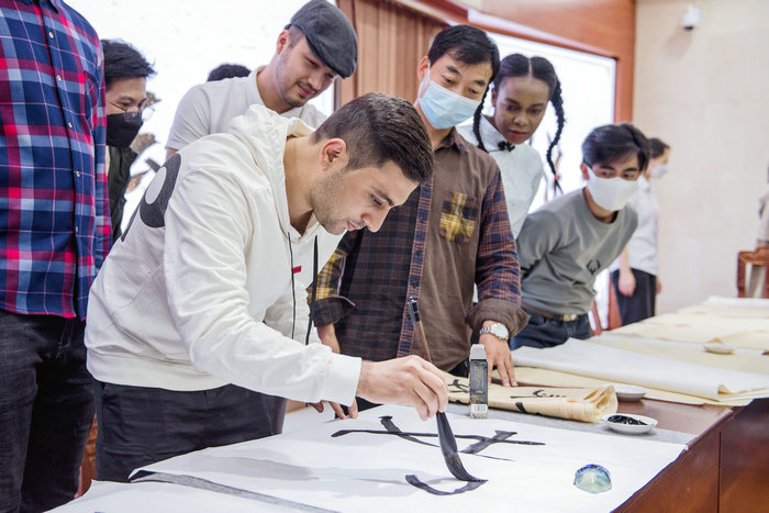 1650508371228469.jpg 留学生在老师指导下体验书法.jpg