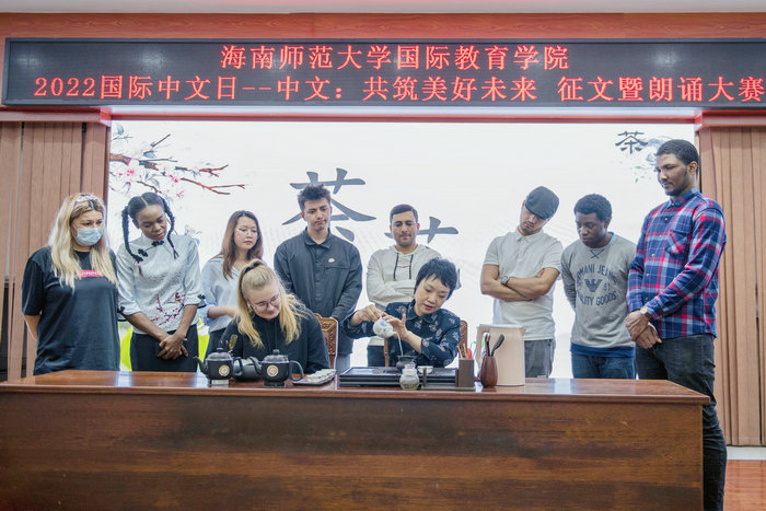 1650508426309972.jpg 留学生与柴俊星院长一同感受中国茶艺文化.JPG