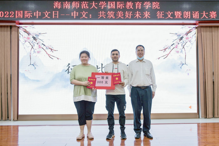 1650508481369059.jpg 陈运弟书记为获奖选书颁奖.JPG