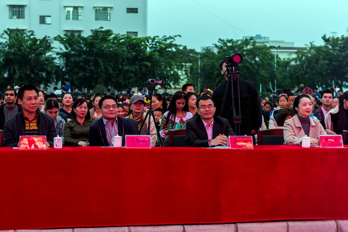 1576483198313511.jpg 观众台前大家聚精会神观看.jpg