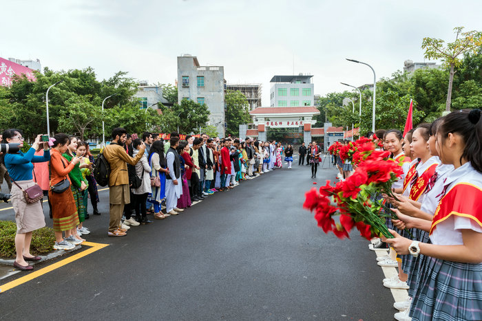 1576483365951758.jpg 我院留学生受到白马井中学的热烈欢迎.jpg