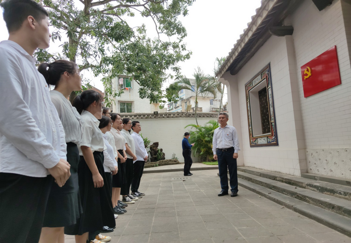 1606697248126087.png 吴椿副书记在会址前上党课.png