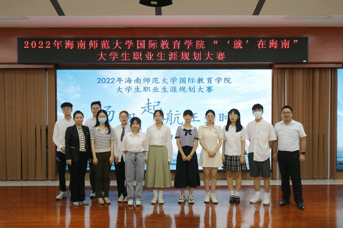 1653018169587562.jpg 评委嘉宾与参赛选手合影留念.jpg