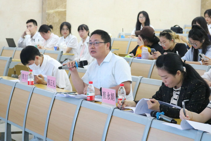 1653018113379194.jpg 穆正礼老师对选手进行提问.jpg