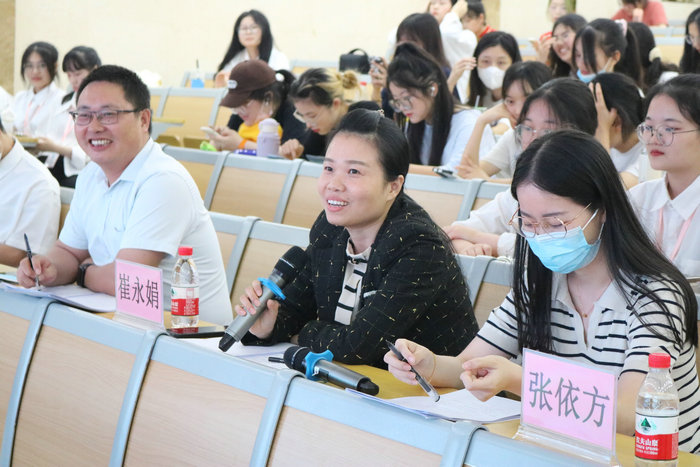 1653018133474826.jpg 崔永娟老师对选手进行提问.JPG