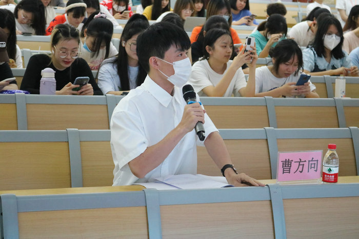 1653018124995220.jpg 曹方向老师对选手进行提问.JPG