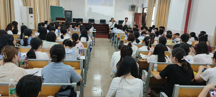 1622016895679674.jpg 图2 学生和定安仙沟思源实验学校老师座谈.jpg