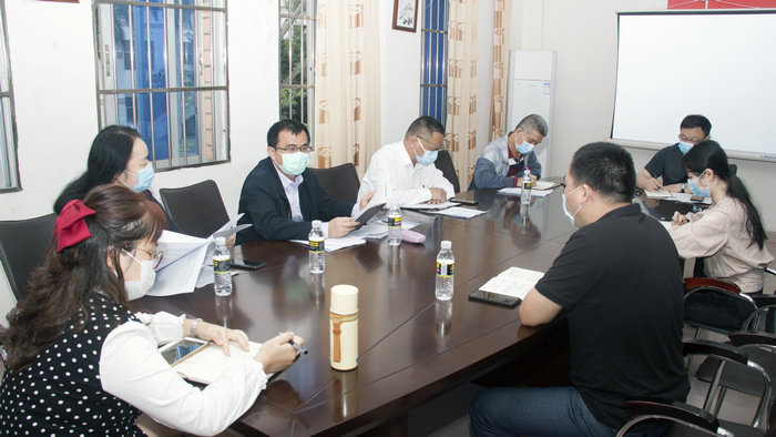 1587969769787625.jpg 与会人员交流开学返校工作细节.jpg