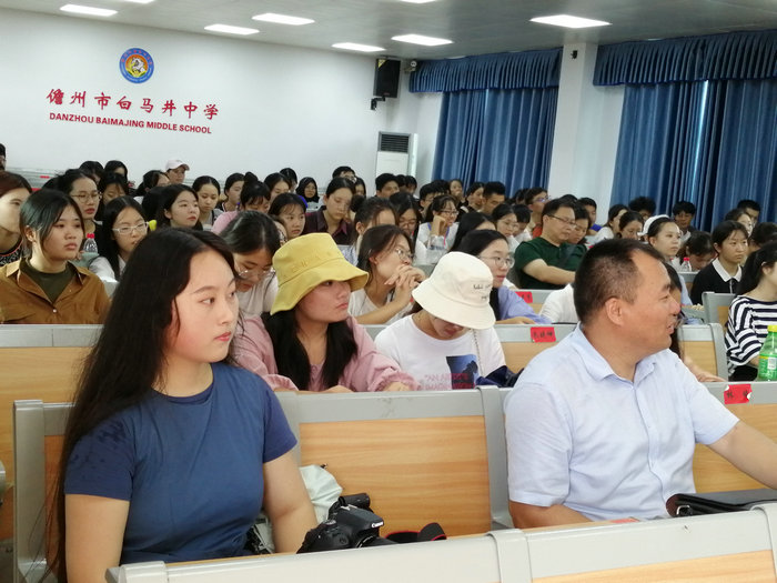 1572246094167457.jpg 师生聆听中学校长介绍学校情况.jpg