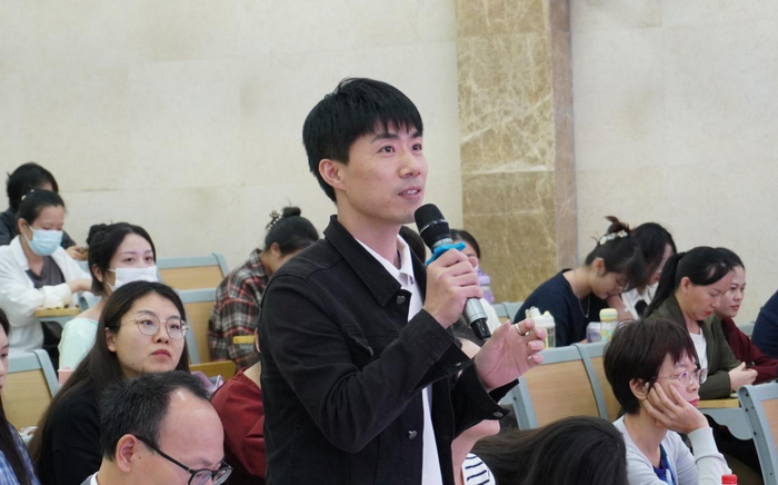 1700732344424510.png 我院曹方向老师向宋教授提问.png