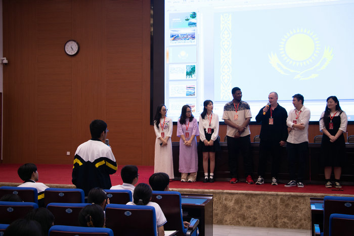 1681176165224077.jpg 文昌中学学生与我院留学生互动交流.jpg