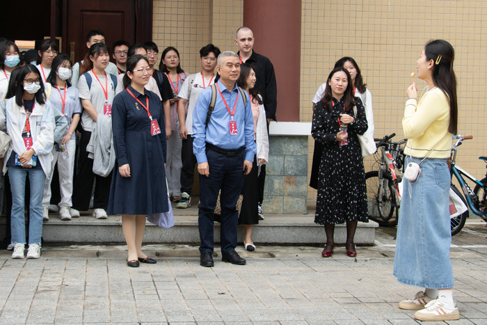 1681176180520945.jpg 文昌中学教师带领我校师生参观校园.jpg