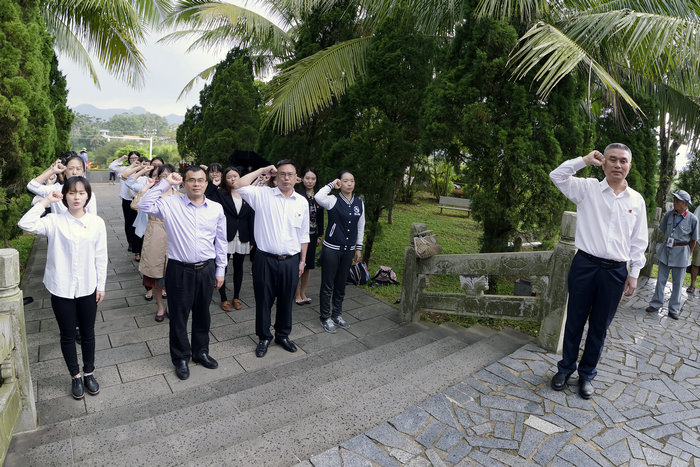 1539584870837398.jpg 全体人员宣读入党誓词.jpg