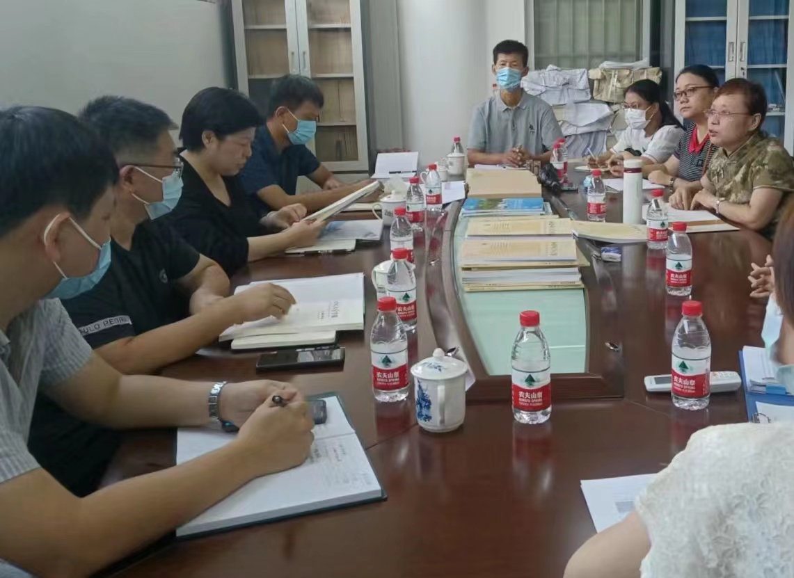 学校党委副书记(主持党委工作)许玫来学报编辑部调研