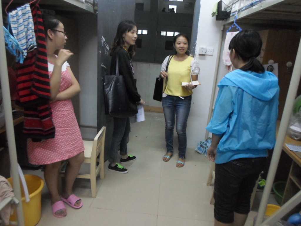 狂风中的问候--记经济与管理学院辅导员走宿舍活动