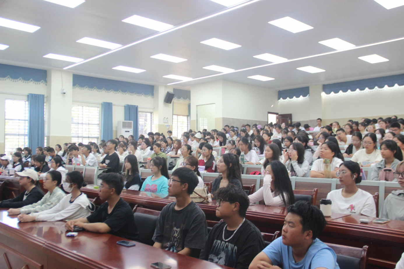 学院举办2024级本科生专业知识教育讲座