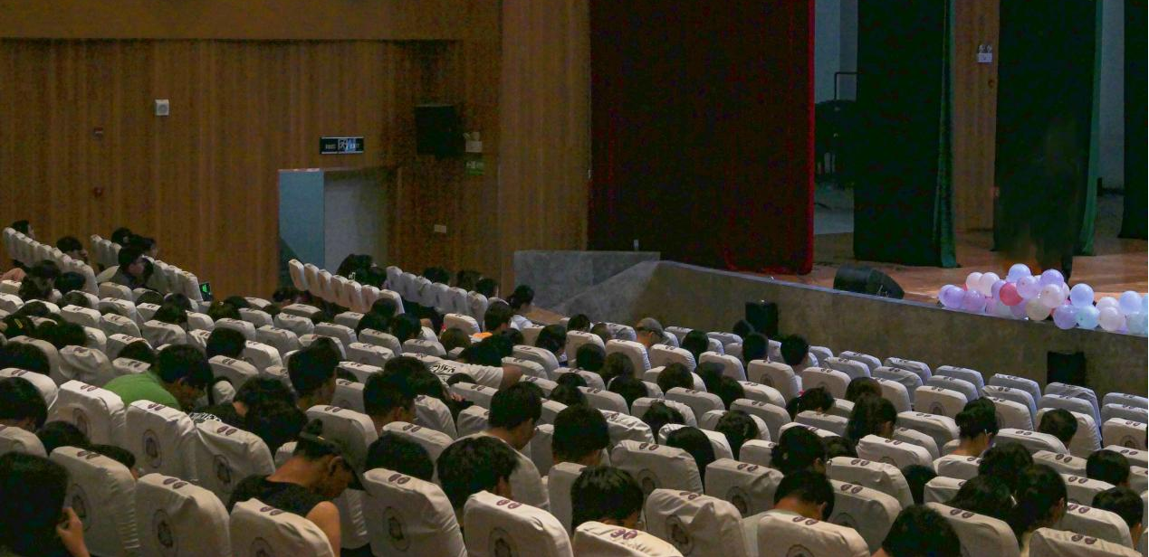 李昕为2023级新生讲授“开学第一课”