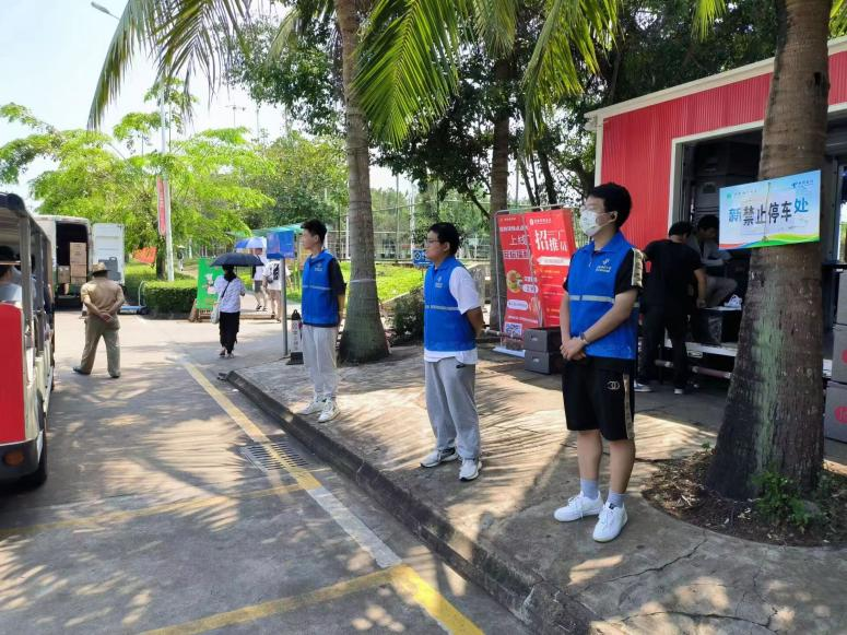 倡导有序交通 创建文明校园 ——学院开展主题教育党员志愿者服务活动