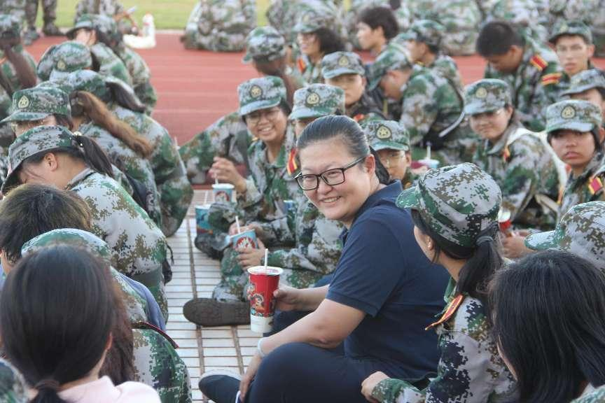 送清凉,暖人心 ——学院开展2023级新生军训慰问活动