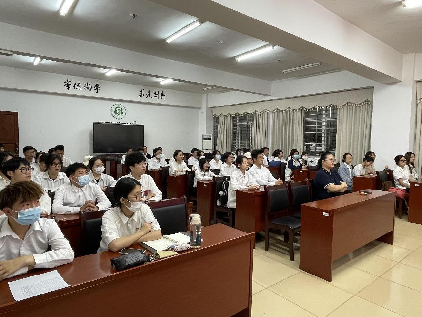 学院党委组织师生收听收看《榜样7》